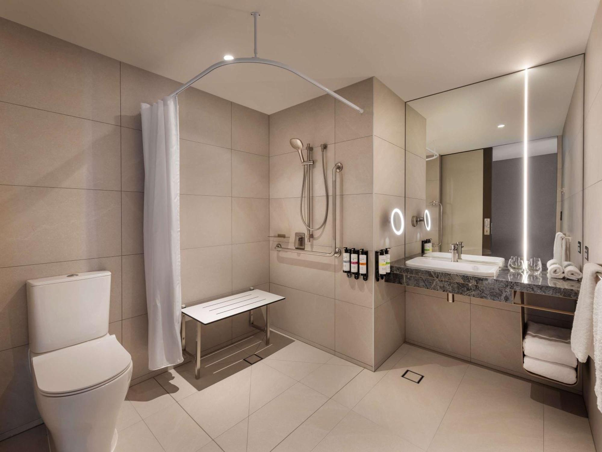 Отель Pullman Auckland Airport Экстерьер фото A typical bathroom in a hotel