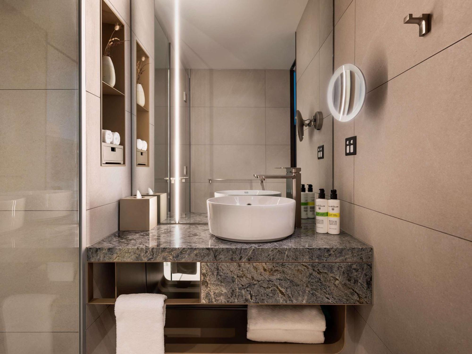 Отель Pullman Auckland Airport Экстерьер фото Bathroom