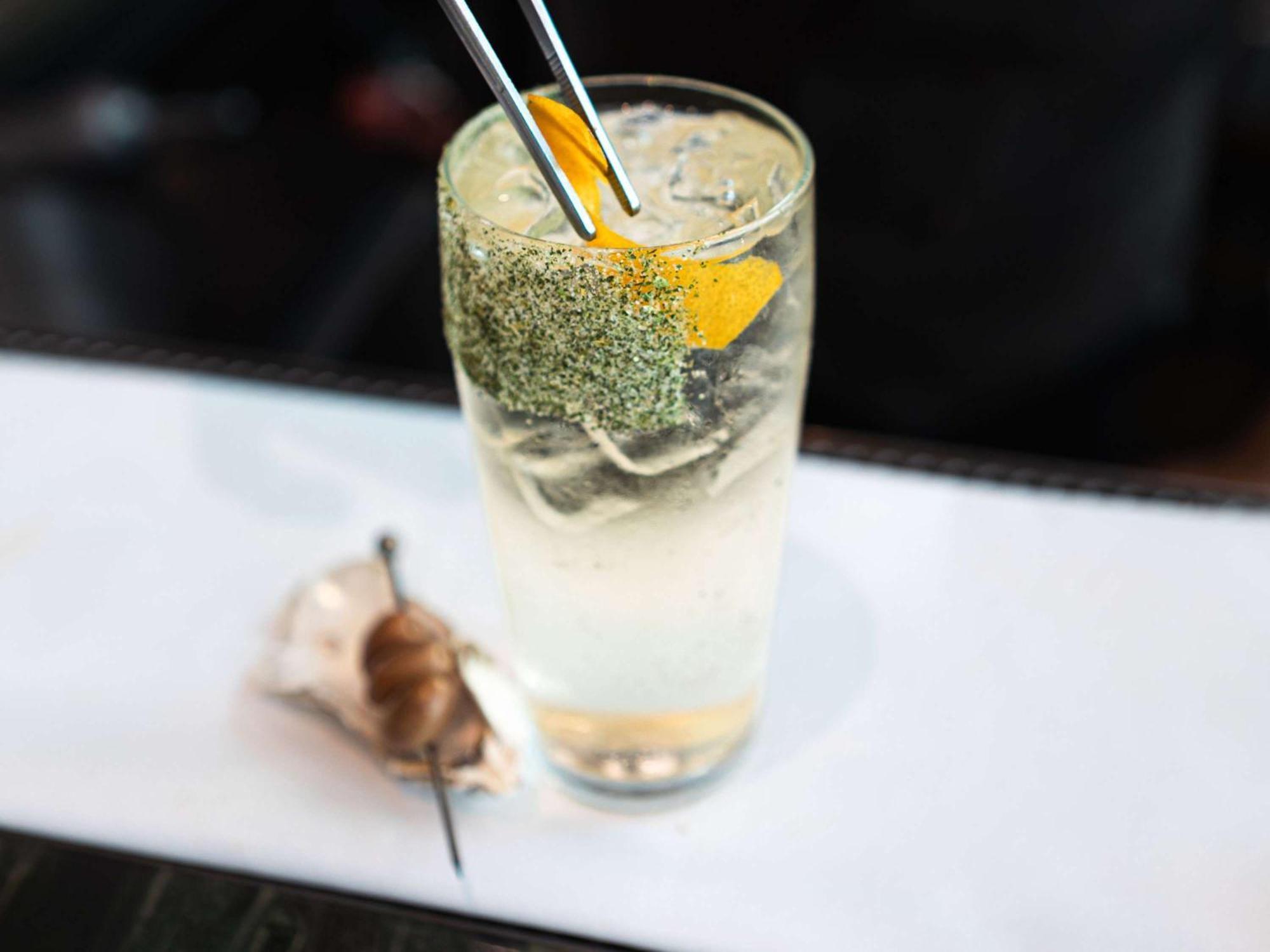 Отель Pullman Auckland Airport Экстерьер фото A French 75