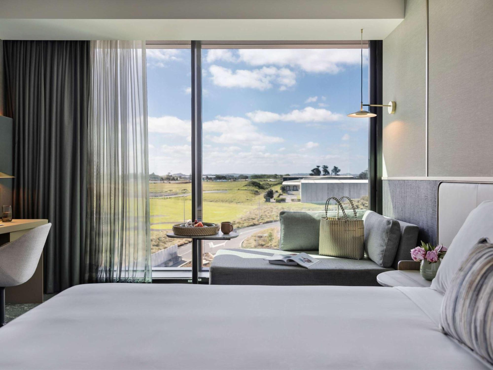 Отель Pullman Auckland Airport Экстерьер фото A room at the hotel