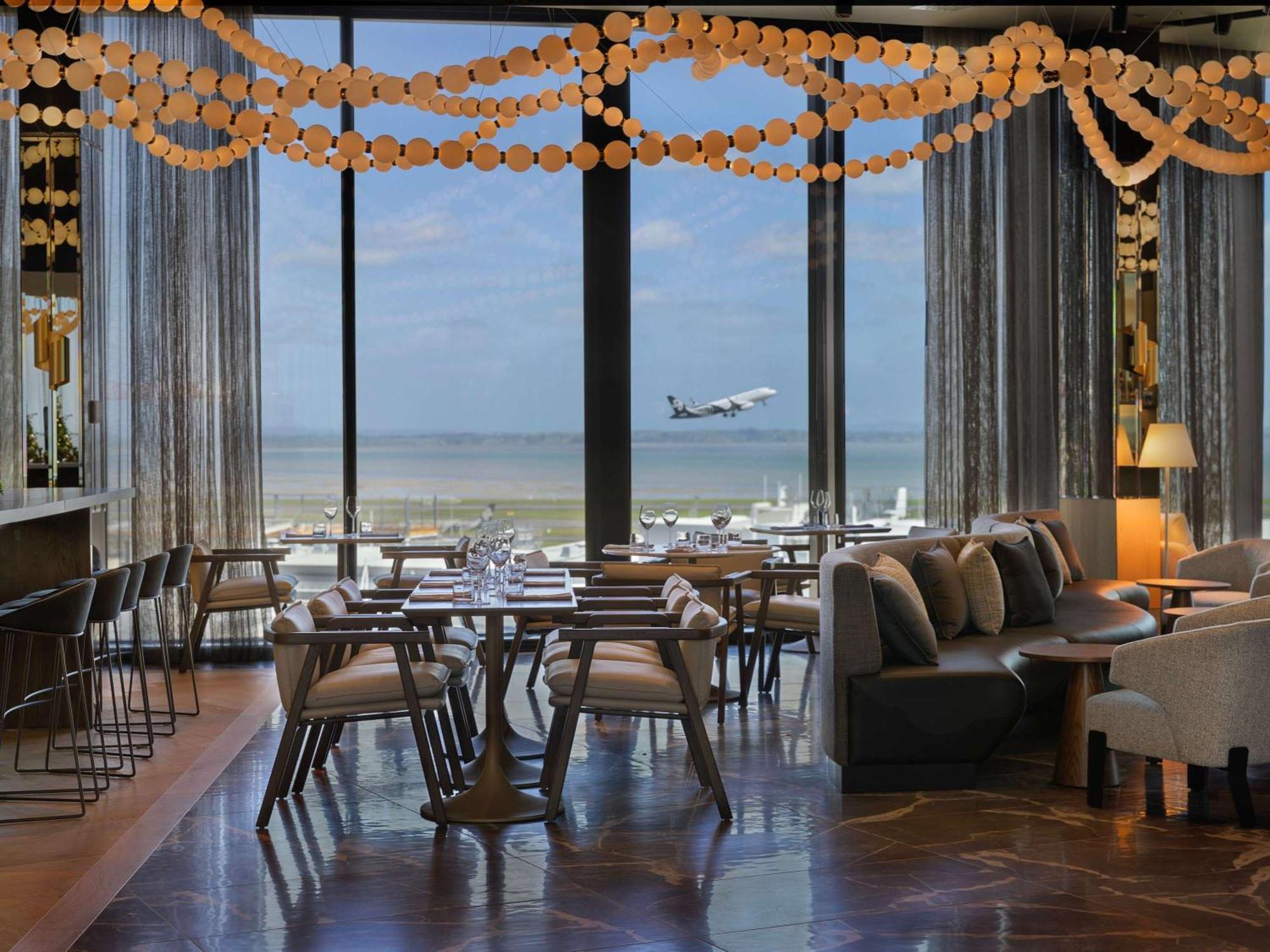 Отель Pullman Auckland Airport Экстерьер фото The lounge at the airport