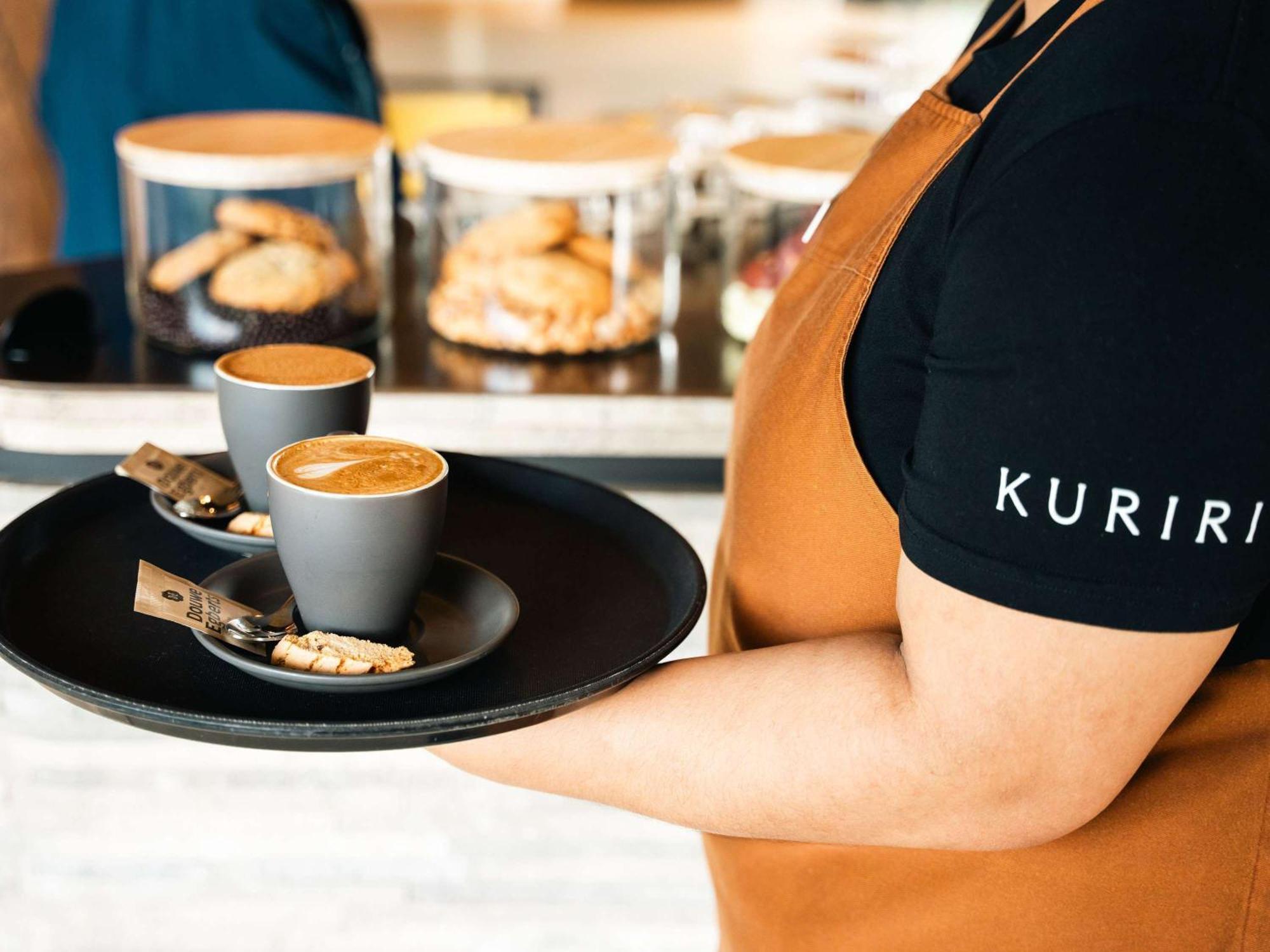 Отель Pullman Auckland Airport Экстерьер фото A server holding a tray of coffee