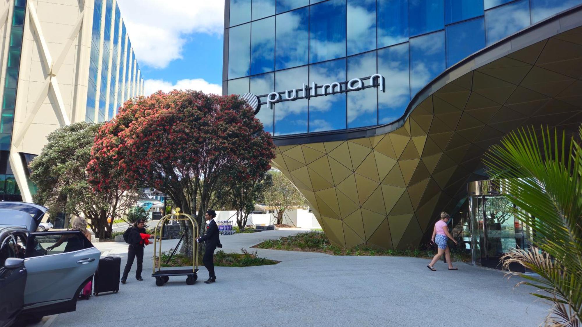 Отель Pullman Auckland Airport Экстерьер фото South entrance