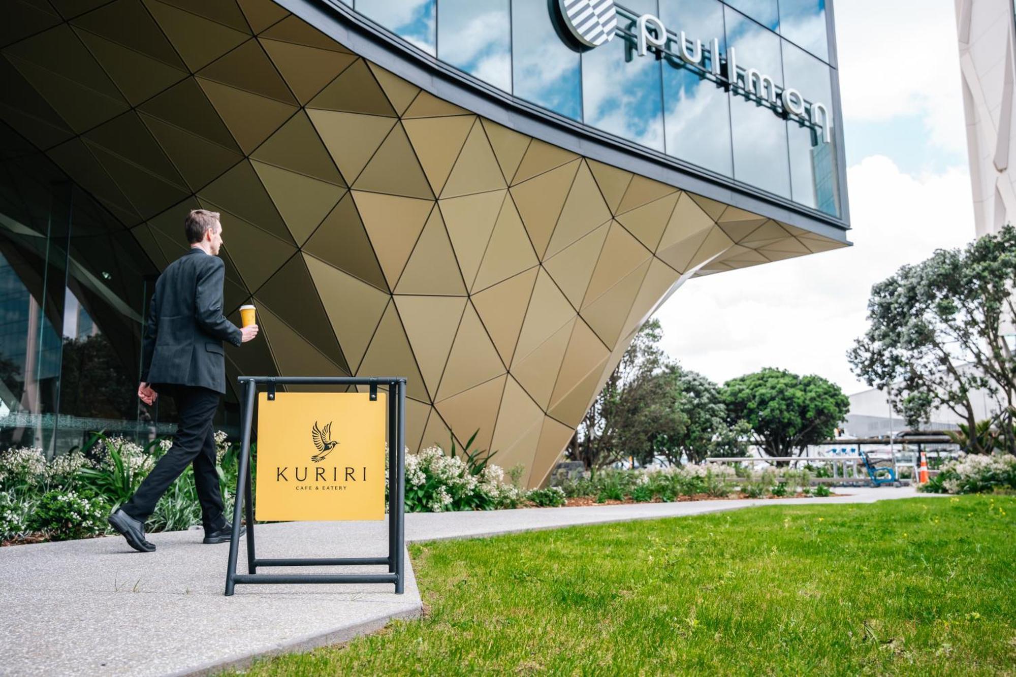 Отель Pullman Auckland Airport Экстерьер фото A-frame sign
