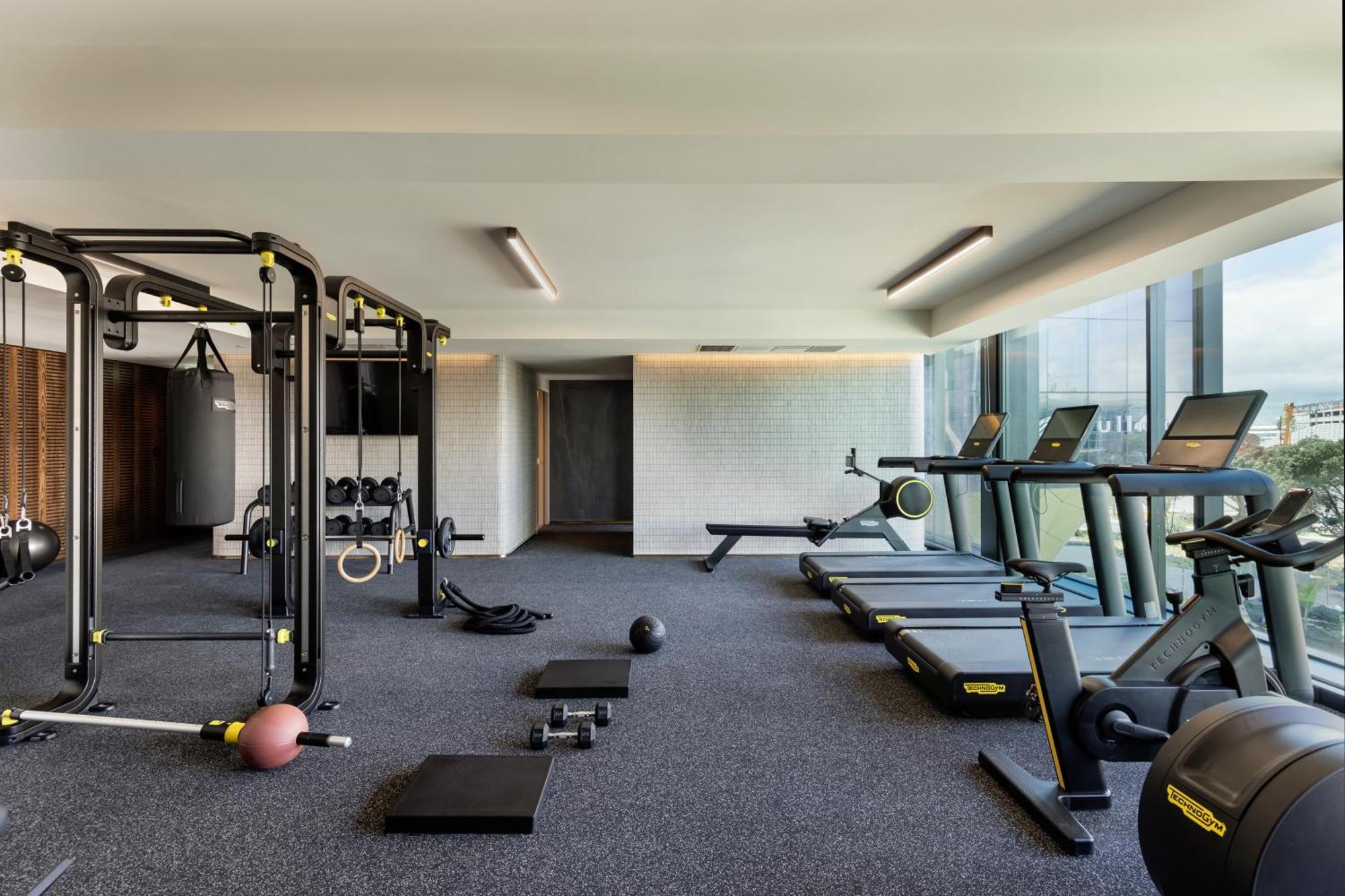 Отель Pullman Auckland Airport Экстерьер фото The gym at the hotel