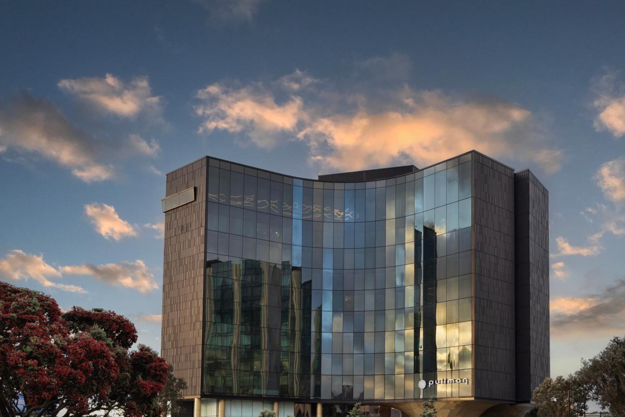 Отель Pullman Auckland Airport Экстерьер фото The building of the National Museum of the Republic of Kosovo
